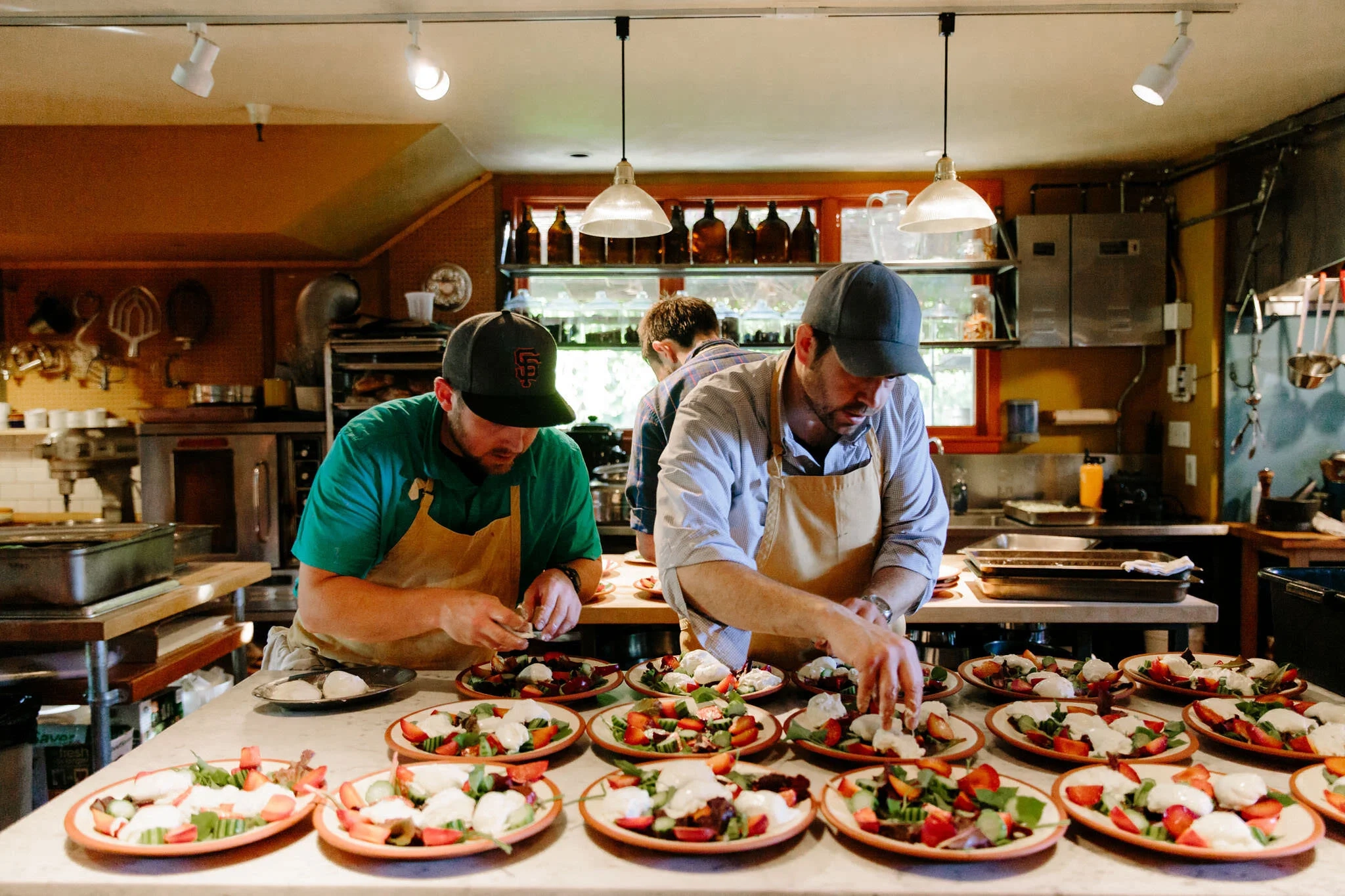 闵儿创始团队在专业厨房中工作